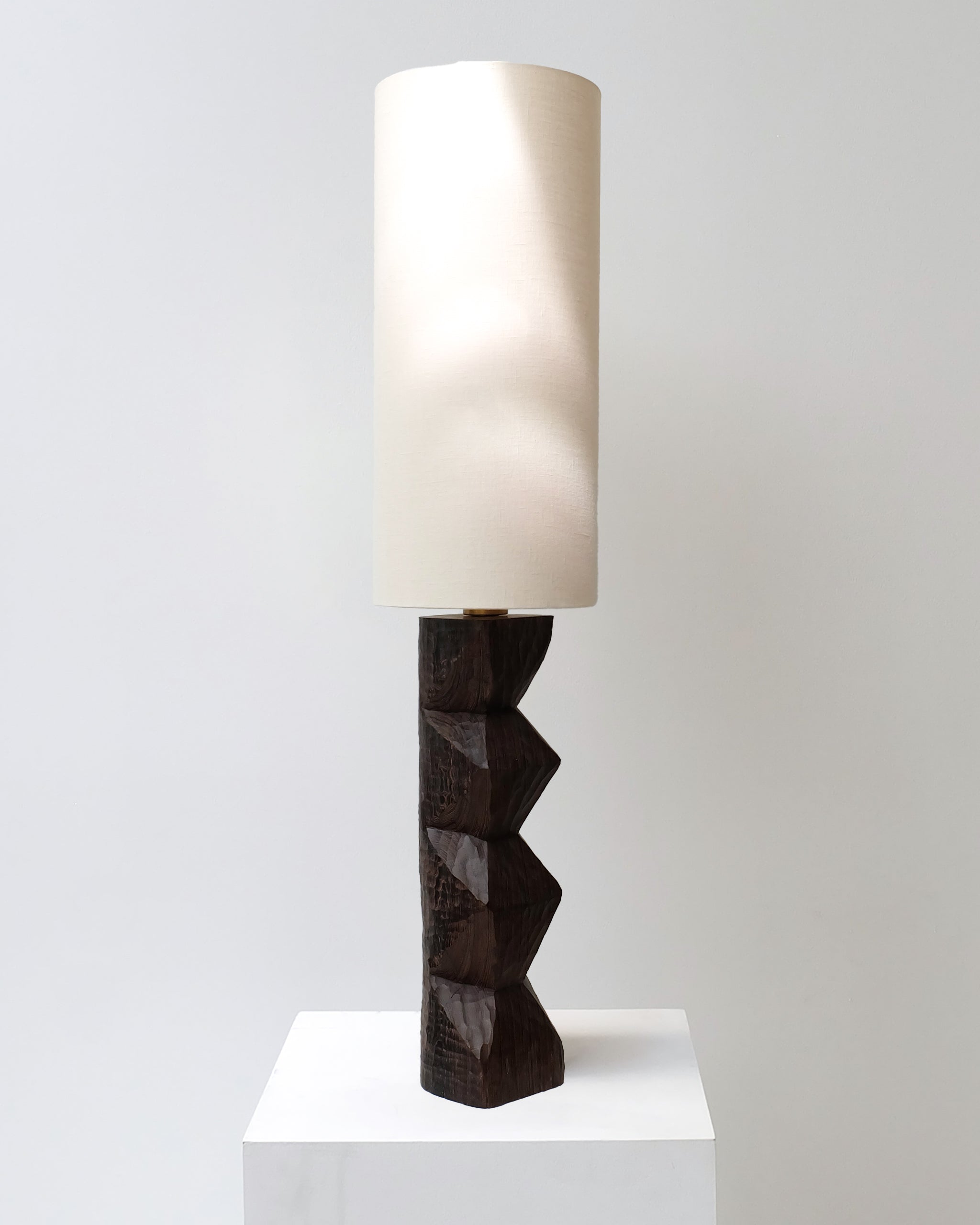 Lampe sculptée wengé