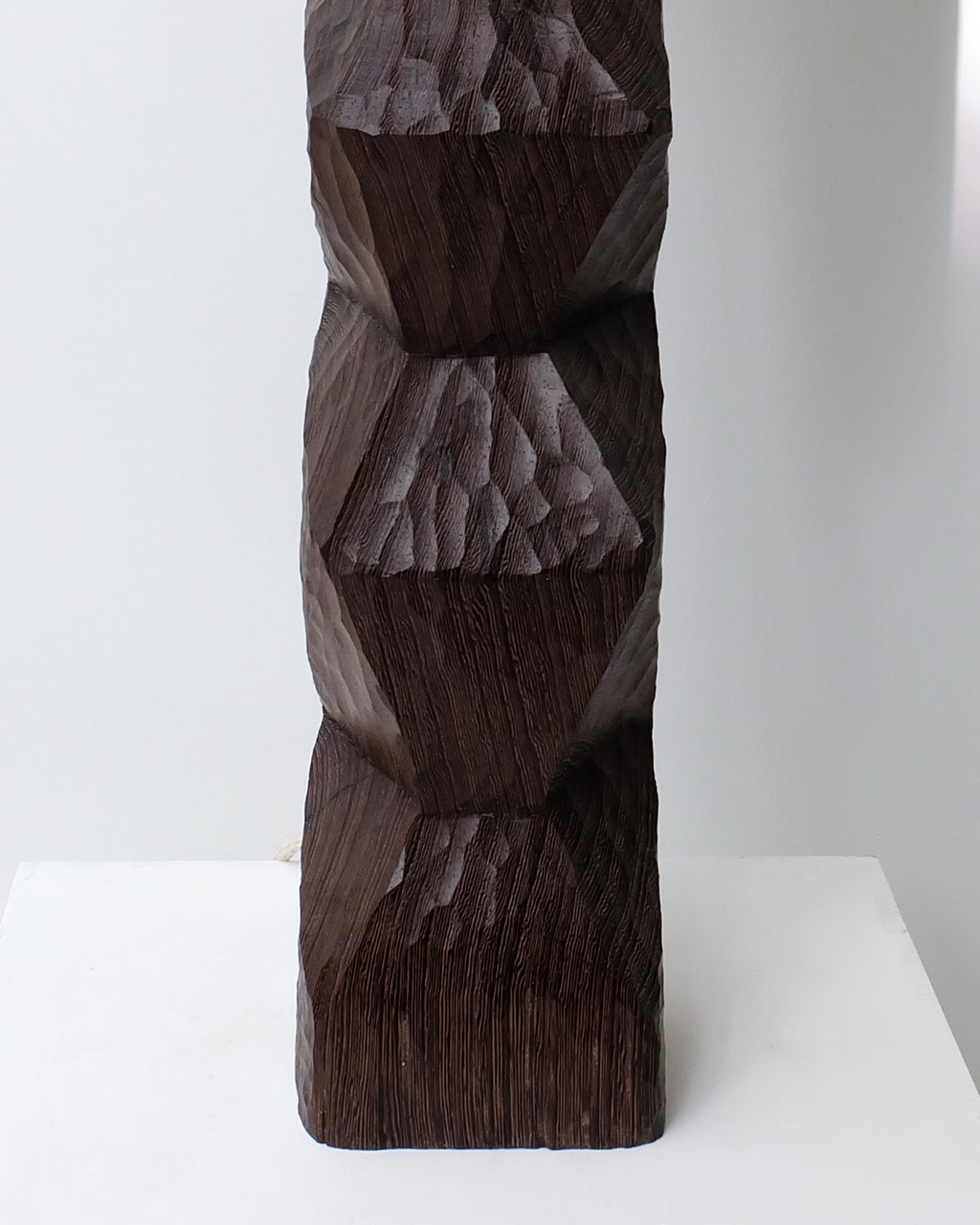 Lampe sculptée wengé