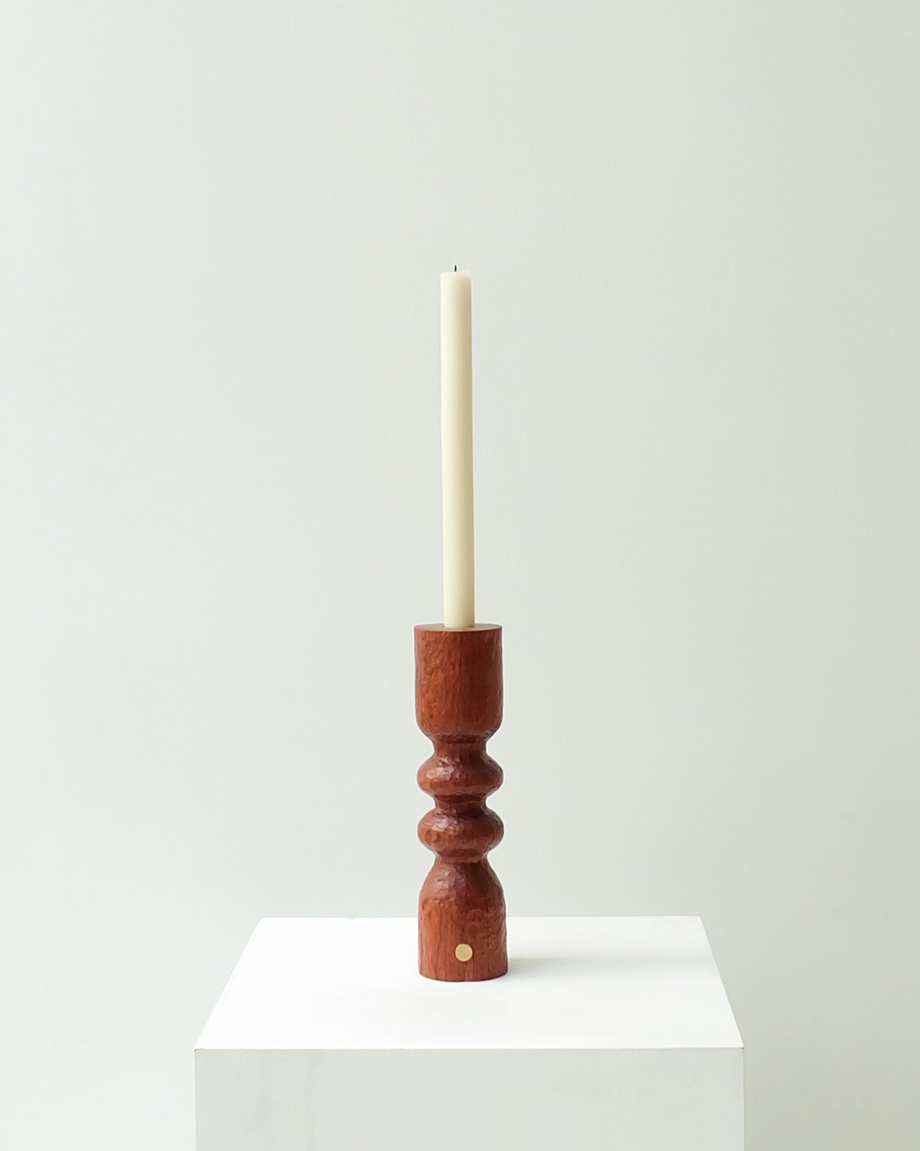 Momabatti · Bougeoir en bois clair sculpté nº93